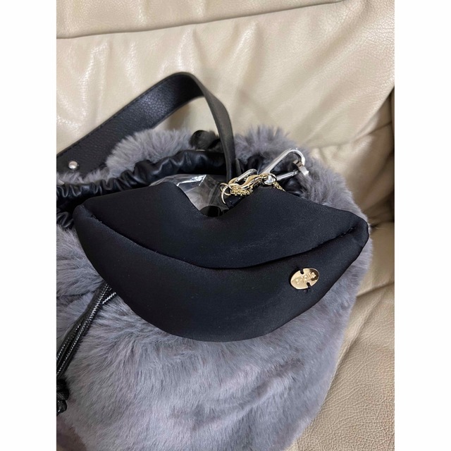 アジョリー ファー2way巾着バックと完売唇チャーム展示