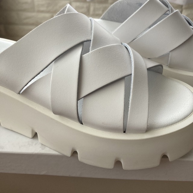 NAIAS  厚底サンダル　ホワイト　ボリュームソール レディースの靴/シューズ(サンダル)の商品写真
