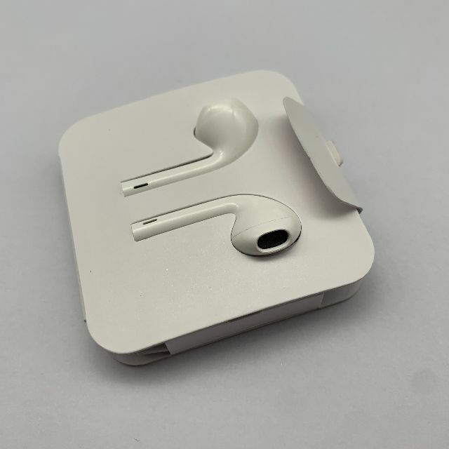 Apple(アップル)のアップル純正付属品 アイホン純正イヤホン ライトニング イヤホン スマホ/家電/カメラのオーディオ機器(ヘッドフォン/イヤフォン)の商品写真