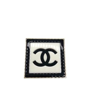 シャネル(CHANEL)のシャネル CHANEL スクエブローチ ゴールド/ブラック メタル アクセサリー(ブローチ/コサージュ)