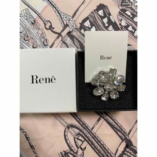 ルネ(René)のRune ルネ　現行品　ブローチ　スワロフスキー(ブローチ/コサージュ)