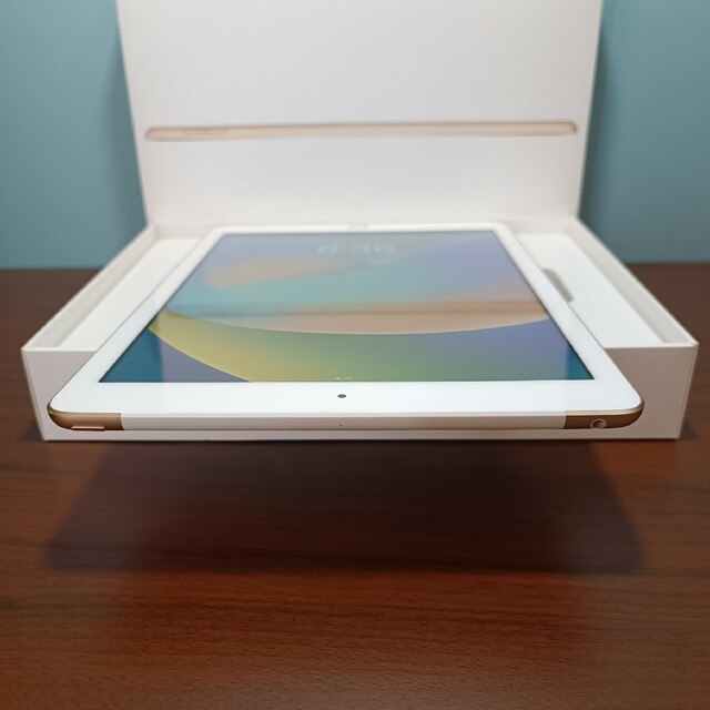 Apple(アップル)の(美品) iPad 第5世代 WiFi Simフリー128GB キーボード付き スマホ/家電/カメラのPC/タブレット(タブレット)の商品写真