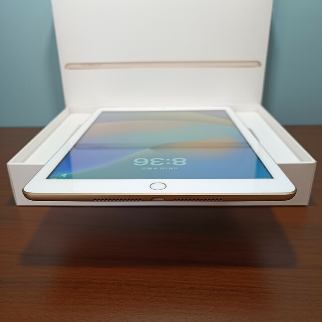 Apple(アップル)の(美品) iPad 第5世代 WiFi Simフリー128GB キーボード付き スマホ/家電/カメラのPC/タブレット(タブレット)の商品写真