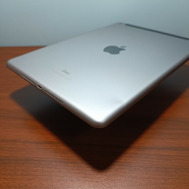Apple(アップル)のiPad 第6世代 WiFi Simフリー32GBキーボード付き スマホ/家電/カメラのPC/タブレット(タブレット)の商品写真