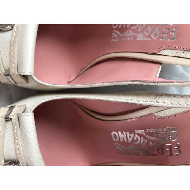 Salvatore Ferragamo(サルヴァトーレフェラガモ)のフェラガモ ガンチーニ パンプス バックストラップ アイボリー 7 1/2D レディースの靴/シューズ(ハイヒール/パンプス)の商品写真