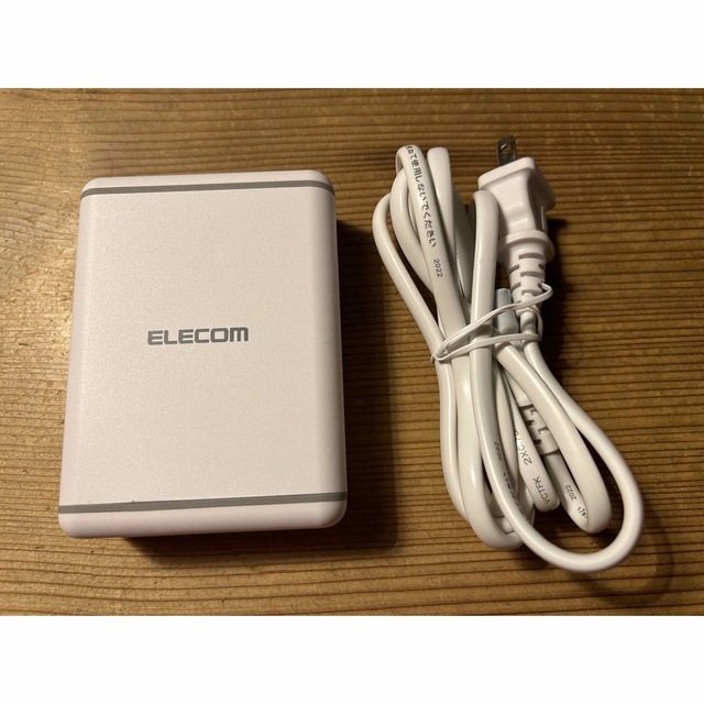 ELECOM(エレコム)の【ELECOM エレコム】6ポート充電器 USB MPA-ACD03WH スマホ/家電/カメラのスマートフォン/携帯電話(バッテリー/充電器)の商品写真