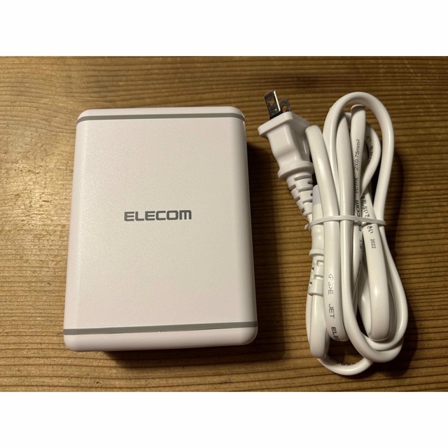 ELECOM(エレコム)の【ELECOM エレコム】6ポート充電器 USB MPA-ACD03WH スマホ/家電/カメラのスマートフォン/携帯電話(バッテリー/充電器)の商品写真