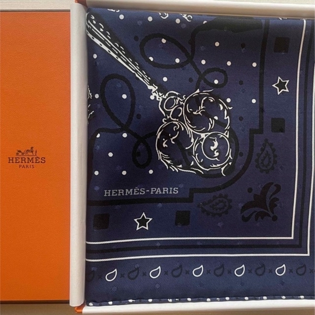 Hermes(エルメス)の2023 エルメス HERMES レクレバンダナ 55 ネイビー マリン 鍵 レディースのファッション小物(バンダナ/スカーフ)の商品写真