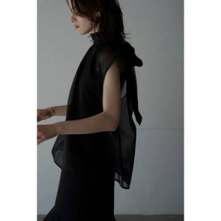 クラネ(CLANE)の新品タグ付きSHEER RIBBON NO SLEEVE TOPS BLACK(シャツ/ブラウス(長袖/七分))