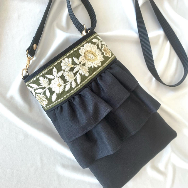 ハンドメイド　ショルダーバッグ　インド刺繍リボン　スマホポシェット　サコッシュ ハンドメイドのファッション小物(バッグ)の商品写真