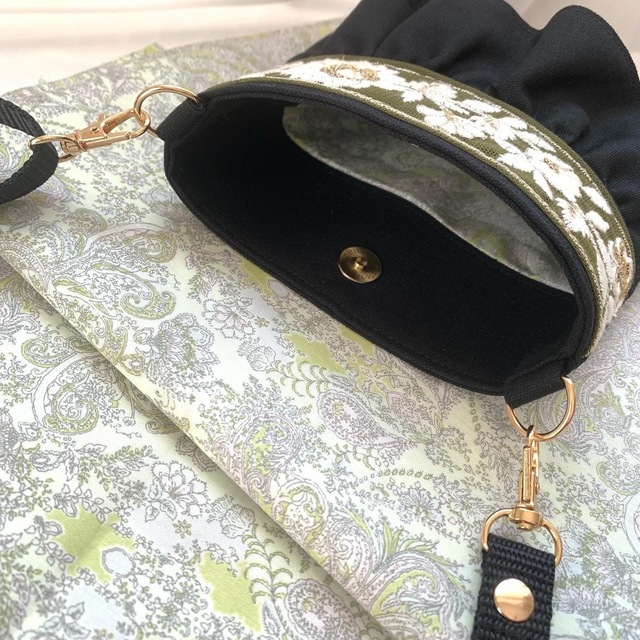 ハンドメイド　ショルダーバッグ　インド刺繍リボン　スマホポシェット　サコッシュ ハンドメイドのファッション小物(バッグ)の商品写真