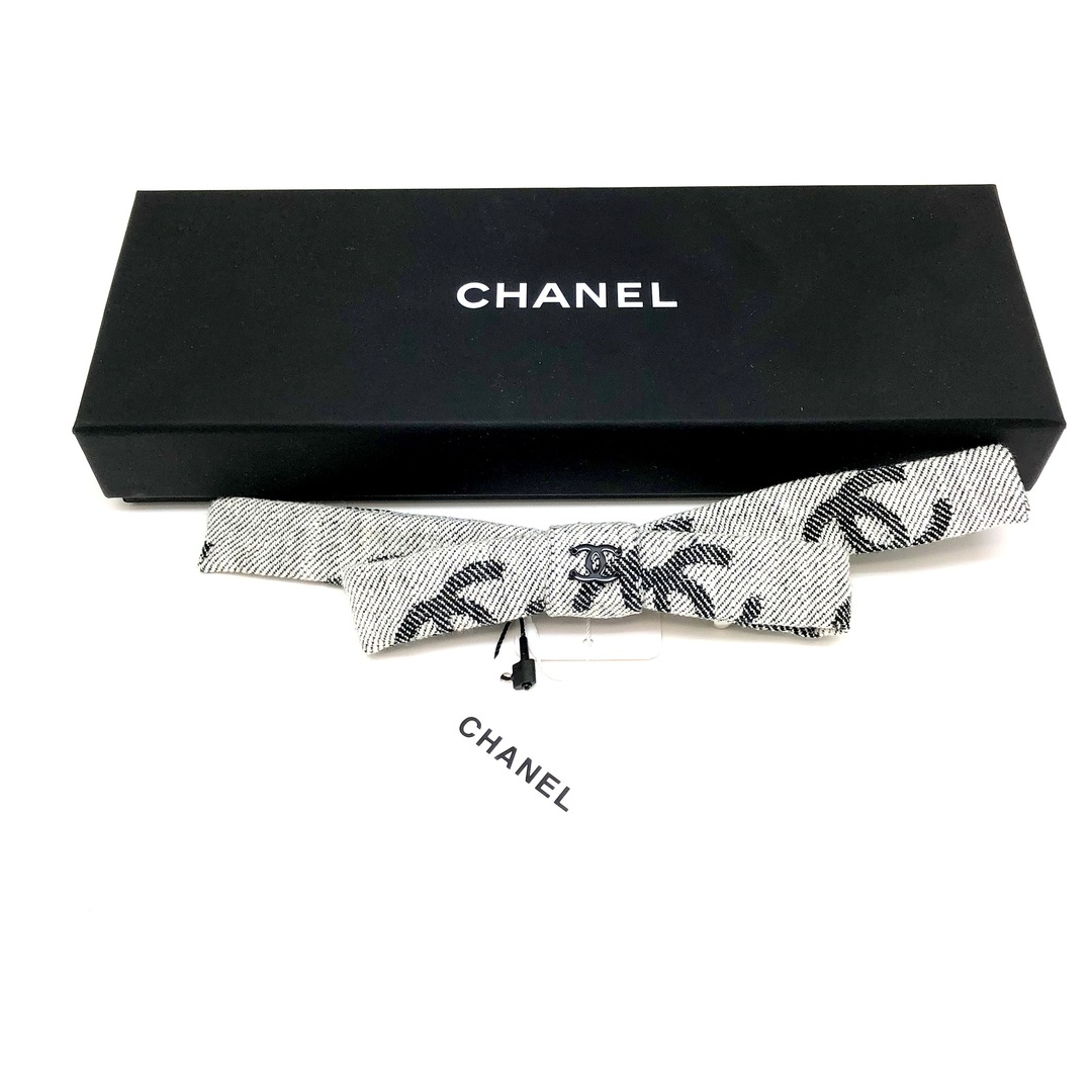 CHANEL(シャネル)のCHANEL シャネル バレッタ 22S キャンバス ホワイト レディースのヘアアクセサリー(バレッタ/ヘアクリップ)の商品写真