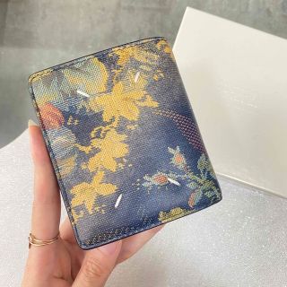 マルタンマルジェラ(Maison Martin Margiela)の【新品】メゾン マルジェラ コンパクト ポッパー 花柄 二つ折り財布(財布)