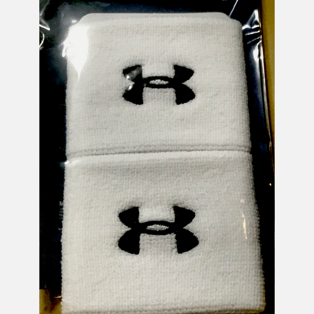 UNDER ARMOUR(アンダーアーマー)のアンダーアーマー ペア売り パフォーマンスリストバンド　ホワイト　 両手用 メンズのアクセサリー(バングル/リストバンド)の商品写真