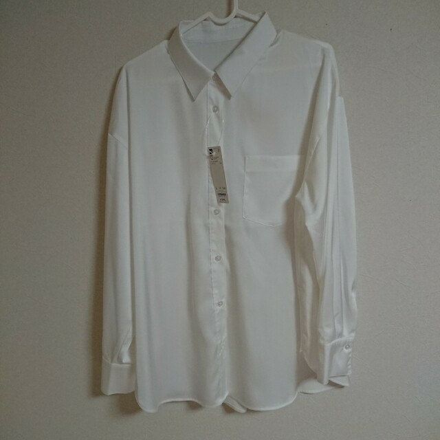 GU(ジーユー)の新品タグ付き GU サテン オーバーサイズシャツ(長袖)Q＋E  白  Lサイズ レディースのトップス(シャツ/ブラウス(長袖/七分))の商品写真