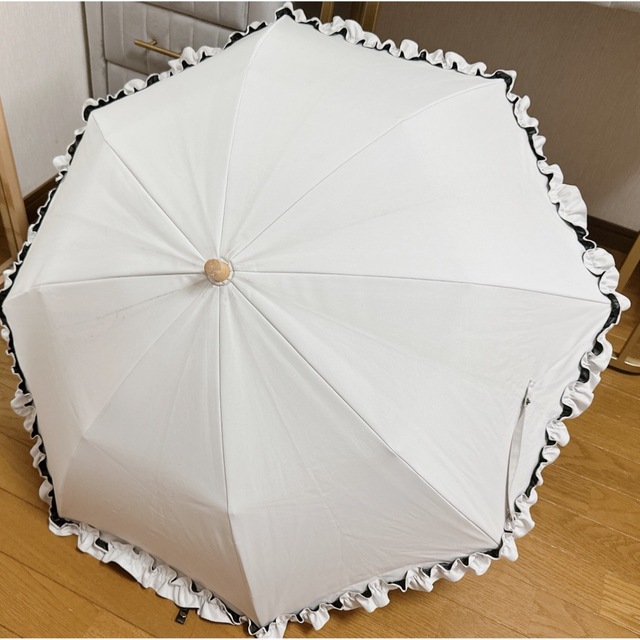 サンバリア100 2段折/フリル(ホワイト,木曲がり手元)日傘 100%遮光 レディースのファッション小物(傘)の商品写真