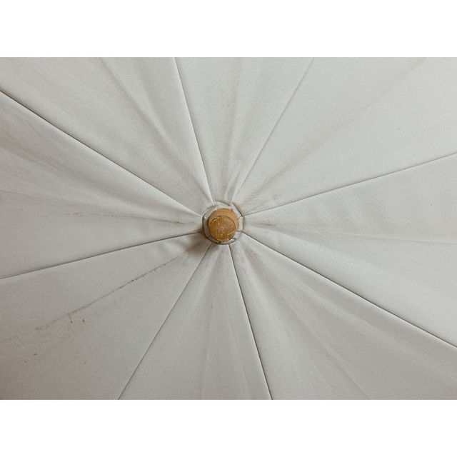 サンバリア100 2段折/フリル(ホワイト,木曲がり手元)日傘 100%遮光 レディースのファッション小物(傘)の商品写真
