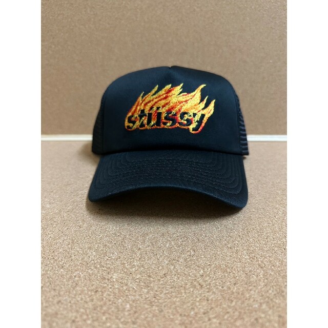 STUSSY ファイヤーフォントロゴ メッシュキャップ ブラックカラー