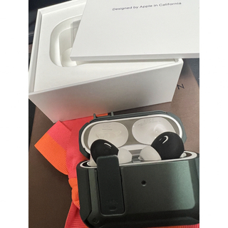 アップル(Apple)の最新モデル 保証付き Airpods pro 2022　付属品完備　ケースカバー(ヘッドフォン/イヤフォン)