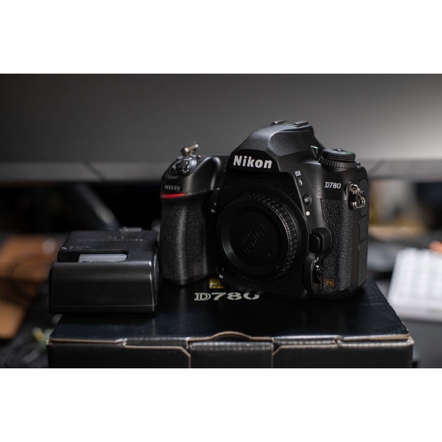 Nikon D780 バッテリー 箱 ストラップ