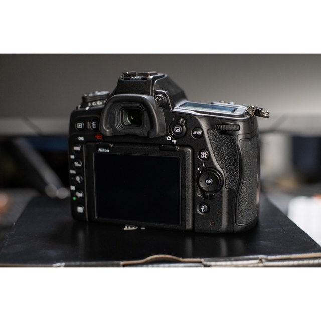 Nikon(ニコン)のNikon D780 バッテリー 箱 ストラップ スマホ/家電/カメラのカメラ(デジタル一眼)の商品写真