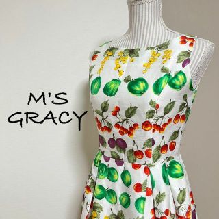 エムズグレイシー(M'S GRACY)のM'S GRACY ノースリーブワンピース【9】フルーツ柄プリント 光沢感(ひざ丈ワンピース)