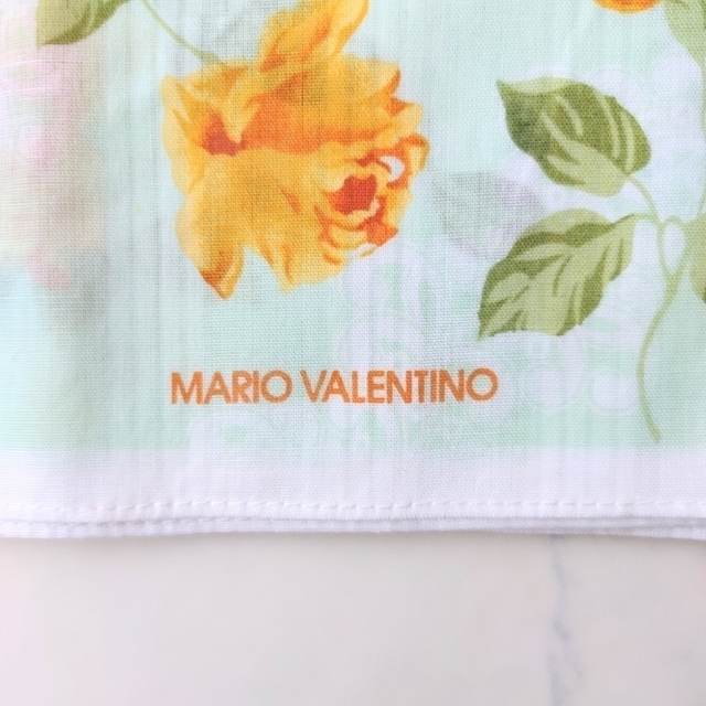 MARIO VALENTINO(マリオバレンチノ)のMARIO VALENTINO/マリオバレンティノ　レディースハンカチ　花柄 レディースのファッション小物(ハンカチ)の商品写真