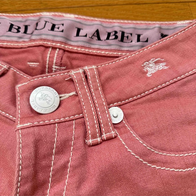 BURBERRY BLUE LABEL(バーバリーブルーレーベル)のバーバリーブルーレーベル　ピンク　デニム　パンツ レディースのパンツ(デニム/ジーンズ)の商品写真