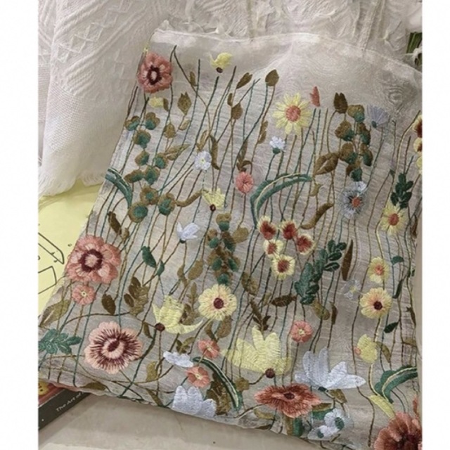 ZARA(ザラ)のオーガンジー　刺繍バッグ　春夏バッグ　 レディースのバッグ(トートバッグ)の商品写真