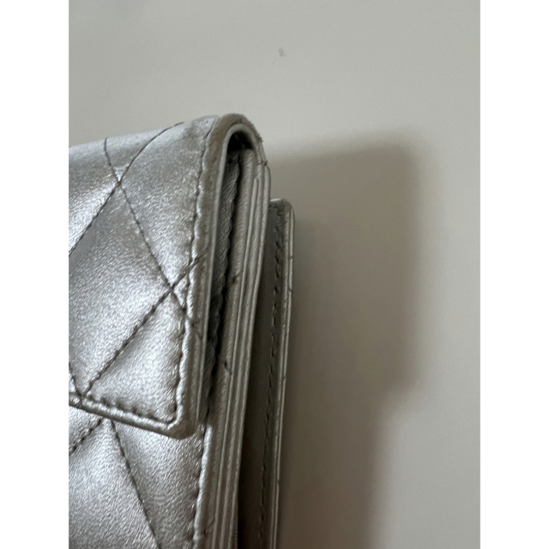 CHANEL(シャネル)のCHANELのメタリックシルバーの財布　ギャランティーカード有り レディースのファッション小物(財布)の商品写真