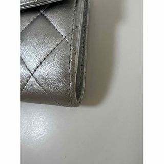 CHANEL - CHANELのメタリックシルバーの財布 ギャランティーカード有り