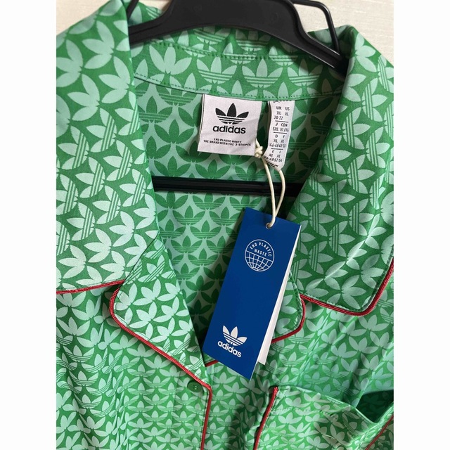 adidas(アディダス)の日本未発売　adidas アディカラー 70s サテンシャツ　UK XL メンズのトップス(シャツ)の商品写真