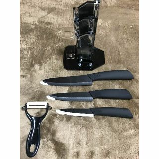 セラミック包丁セット ナイフ 黒刃 3本包丁 １つ皮むき器 １つ包丁収納スタンド(調理道具/製菓道具)