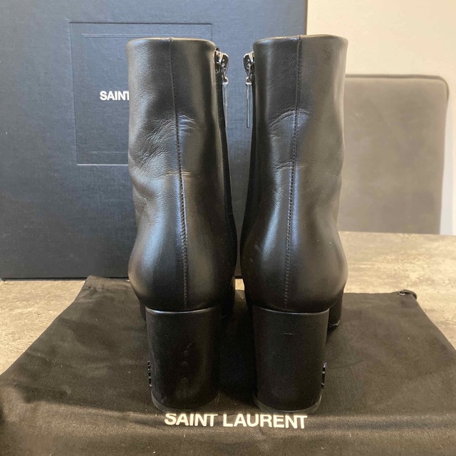 サンローラン　ショートブーツ　ブラック　YSL レザー レディースの靴/シューズ(ブーツ)の商品写真