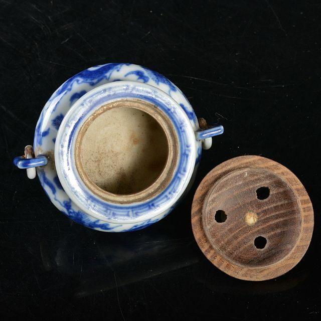 中国 青花 龍文 三足遊環香炉 小さな香炉 唐木蓋付 C R5853 中国 青花 龍文 三足遊環香炉 小さな香炉 唐木蓋付 C R5853