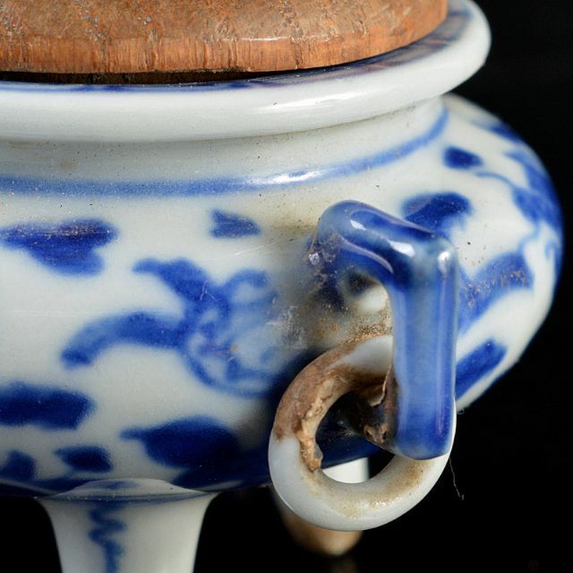 中国 青花 龍文 三足遊環香炉 小さな香炉 唐木蓋付 C R5853 中国 青花 龍文 三足遊環香炉 小さな香炉 唐木蓋付 C R5853