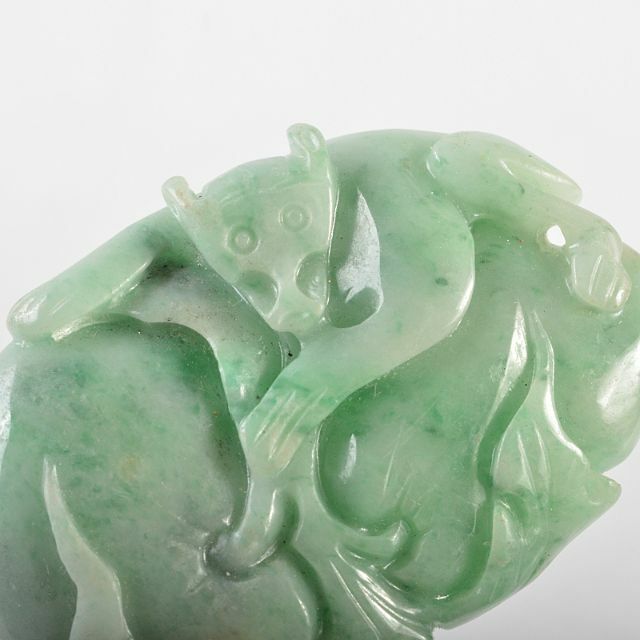 中国　玉石翡翠彫刻　神獣果実刻　根付　紙鎮　置物　C　R5855