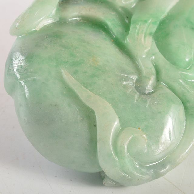 中国 玉石翡翠彫刻 神獣果実刻 根付 紙鎮 置物 C R5855 - 美術品