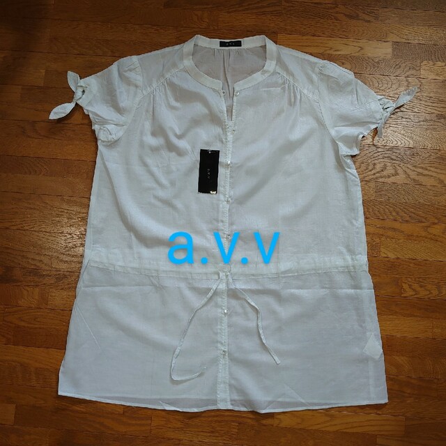a.v.v(アーヴェヴェ)のa.v.v ブラウス　新品タグ付き レディースのトップス(シャツ/ブラウス(半袖/袖なし))の商品写真