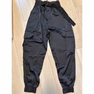 ザラ(ZARA)の新品未使用品サテン素材ベルト付きカーゴパンツ(ワークパンツ/カーゴパンツ)