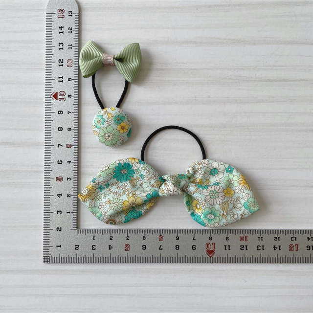 No.279】ヘアゴム ハンドメイド うさ耳 くるみボタン リボン グリーン ...