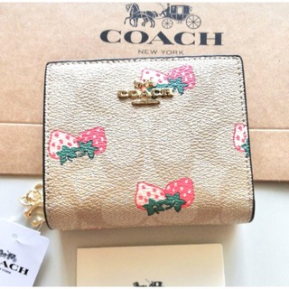 コーチ(COACH)の【未使用・付属品完備】コーチ COACH 2つ折り財布 ストロベリー ウォレット(財布)