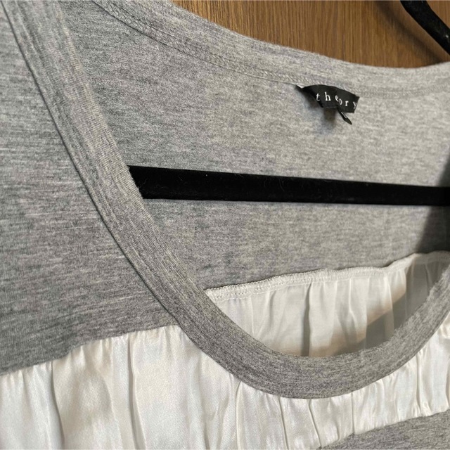 theory(セオリー)のセオリー　theory カットソー　tシャツ グレー　ボーダー　サイズ2 レディースのトップス(Tシャツ(半袖/袖なし))の商品写真