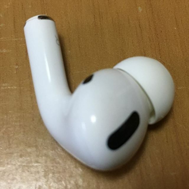 Apple(アップル)の傷有特価品-2 Apple純正 AirPods Pro  右（R） A2083 スマホ/家電/カメラのオーディオ機器(ヘッドフォン/イヤフォン)の商品写真