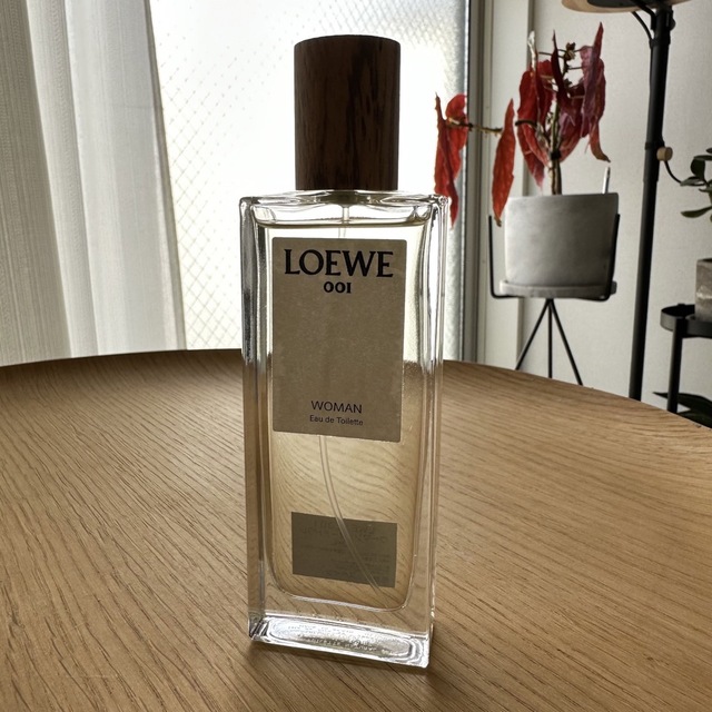 LOEWE(ロエベ)の美品 LOEWE ロエベ 香水 ウーマン オードトワレ 001 50ml コスメ/美容の香水(香水(女性用))の商品写真