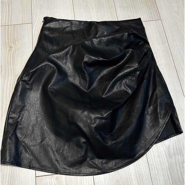 AMBIENT(アンビエント)の《再再値下げ》 ANBIENT サイドギャザー レザー ミニスカート（パンツ型） レディースのスカート(ひざ丈スカート)の商品写真