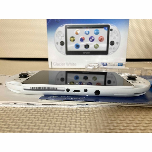 PlayStation Vita(プレイステーションヴィータ)のSONY PlayStationVITA 本体  PCH-2000 ZA22 エンタメ/ホビーのゲームソフト/ゲーム機本体(携帯用ゲーム機本体)の商品写真