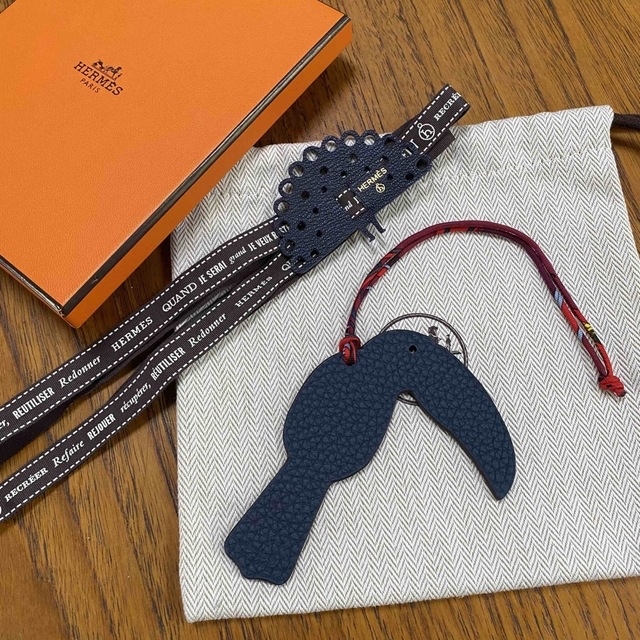 Hermes(エルメス)のエルメス、プティアッシュ、オオハシ、鳥、ネイビー、ブラウン、チャーム レディースのアクセサリー(チャーム)の商品写真