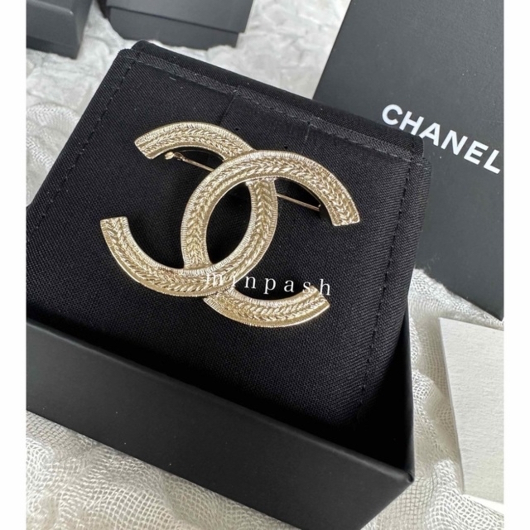 CHANEL(シャネル)のCHANEL ♡ ブローチ GOLD レディースのアクセサリー(ブローチ/コサージュ)の商品写真