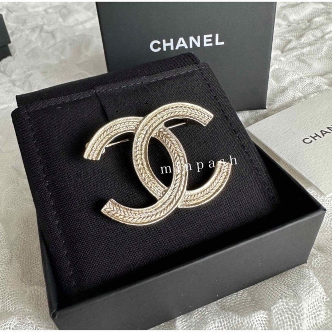 CHANEL(シャネル)のCHANEL ♡ ブローチ GOLD レディースのアクセサリー(ブローチ/コサージュ)の商品写真